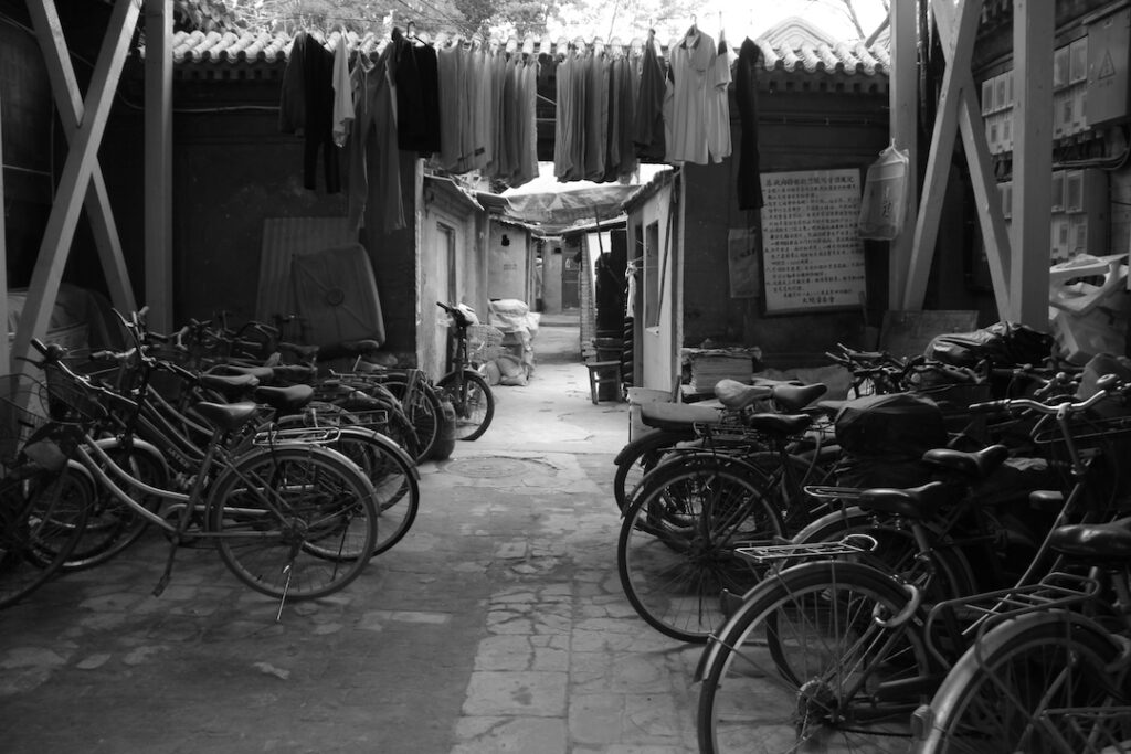 Bicicletas en un callejón de Beijing, la capital de China
