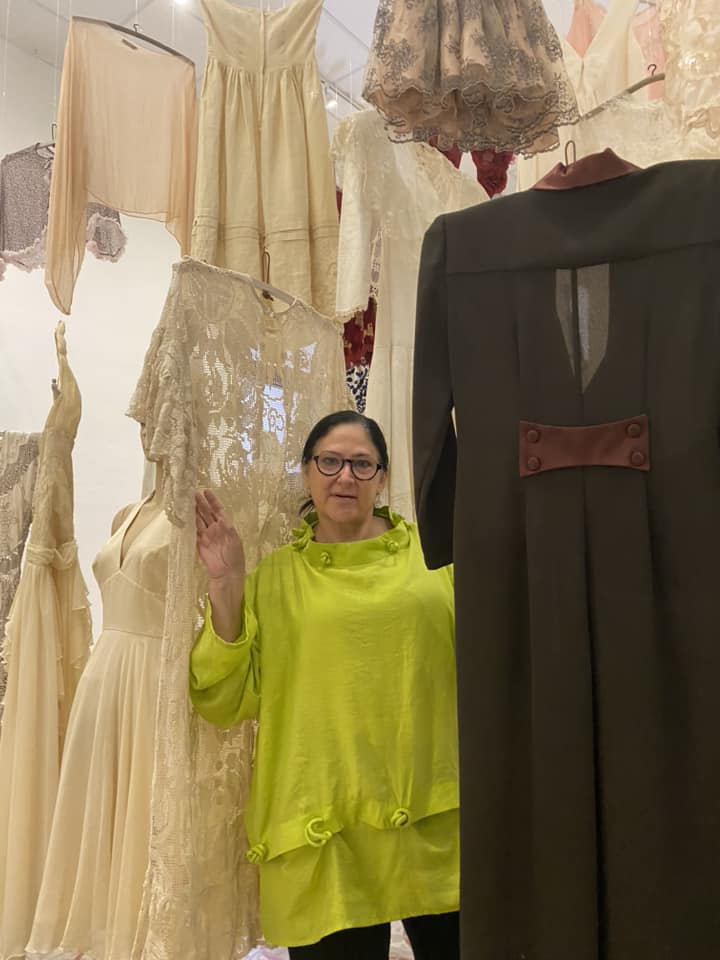 Elena Martínez Bolio exhibe colección de textiles, tejidos, bordados, encajes, lencería y otros ajuares