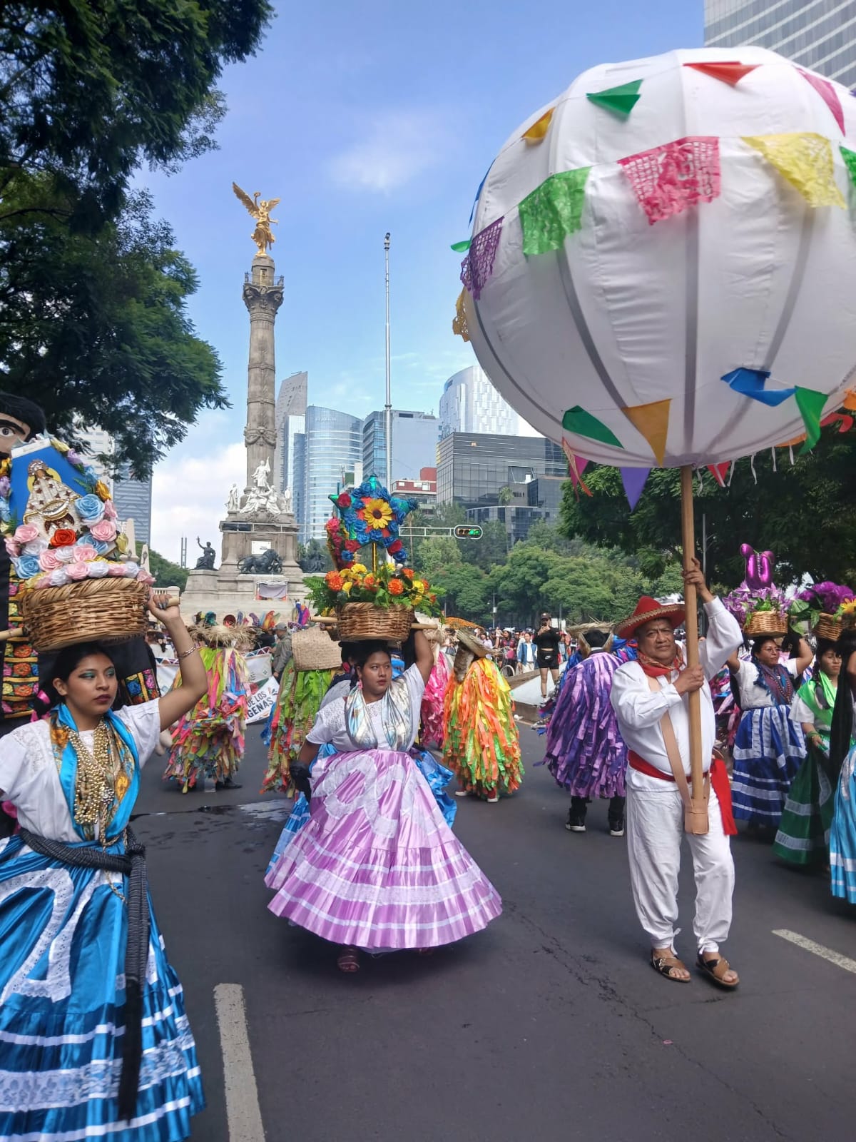 MEGACALENDA en la CDMX expone demandas de grupos indígenas.